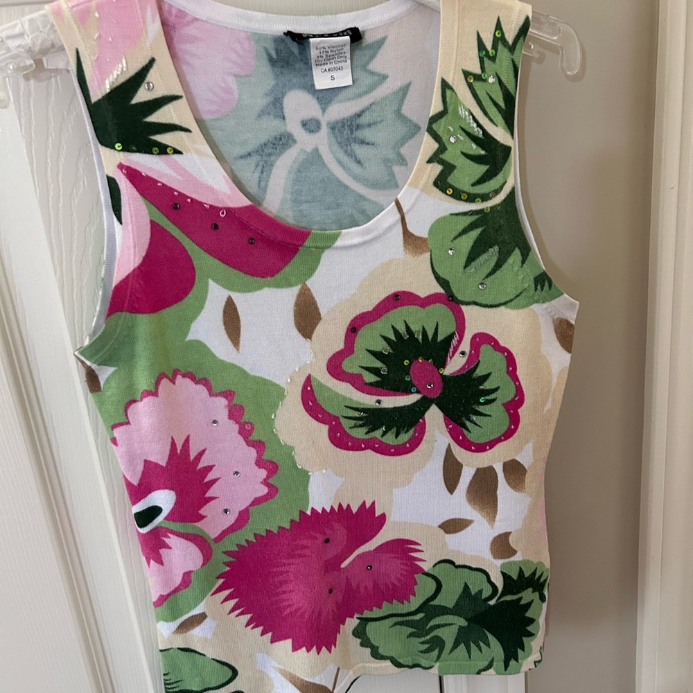 Ladies sleeveless top